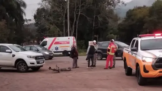 Acidente com ciclista e dois veículos deixa feridos em Vale Real - Studio TV