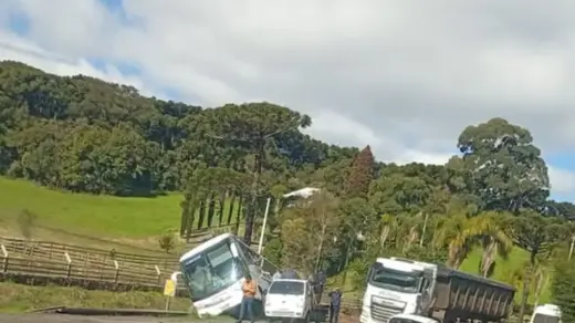 Acidente com ônibus é registrado na ERS-324, entre Marau e Passo Fundo - Studio TV