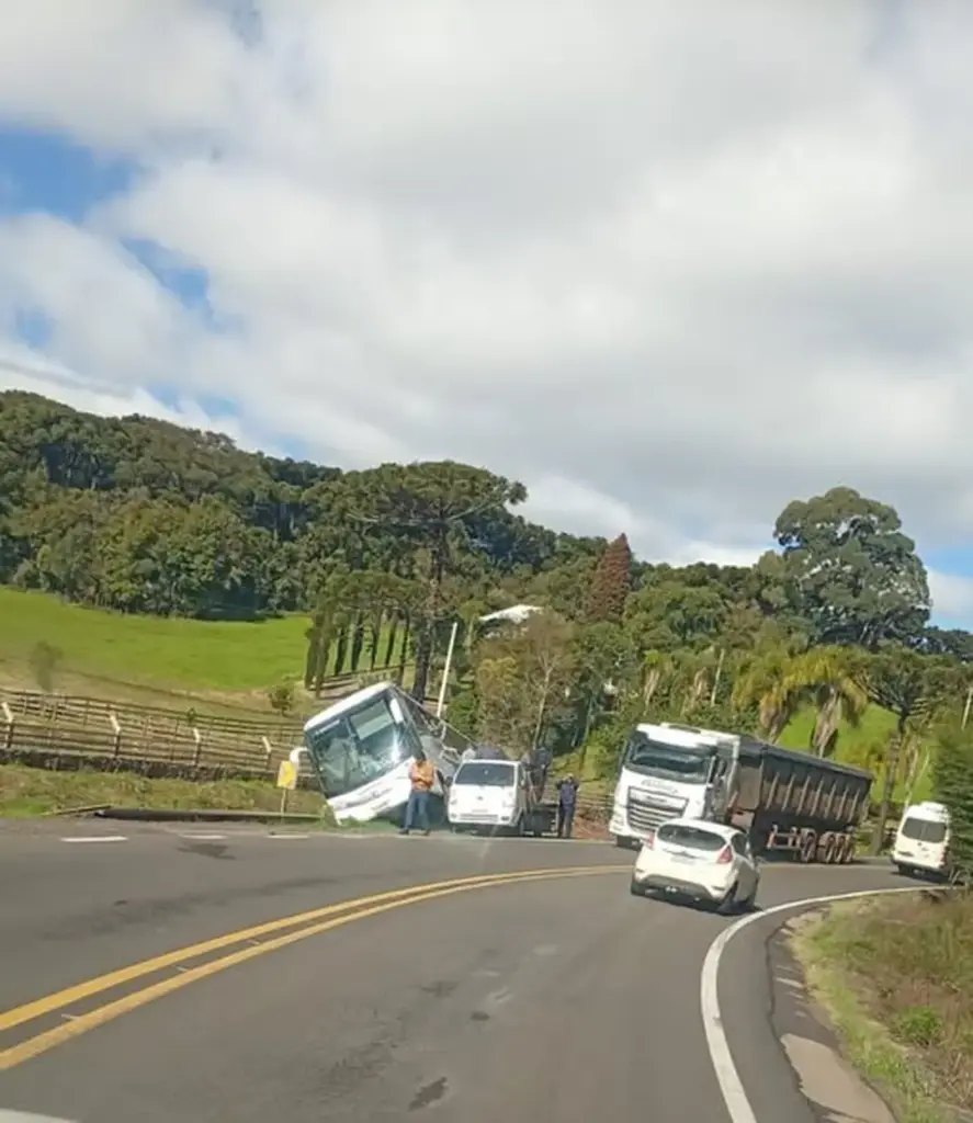 Acidente com ônibus é registrado na ERS-324, entre Marau e Passo Fundo - Studio TV