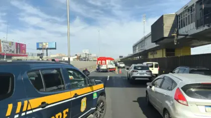 Acidente entre caminhão e dois carros causa congestionamento na BR-116, em Canoas - Studio TV