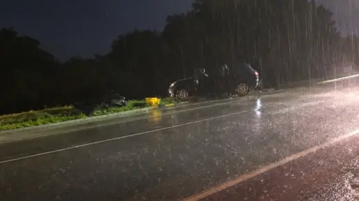 Acidente entre carro e caminhão deixa feridos na BR-470, em Vila Flores - Studio TV