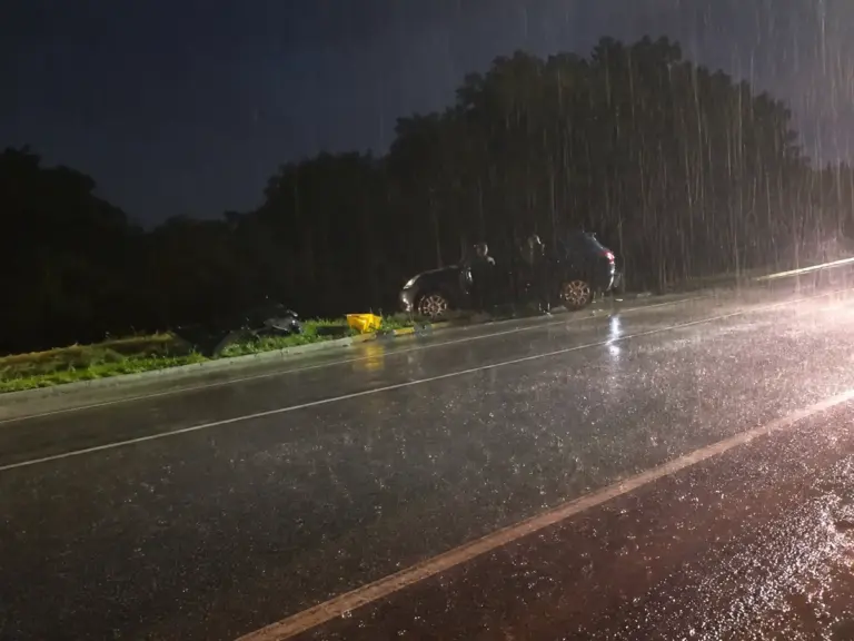 Acidente entre carro e caminhão deixa feridos na BR-470, em Vila Flores - Studio TV