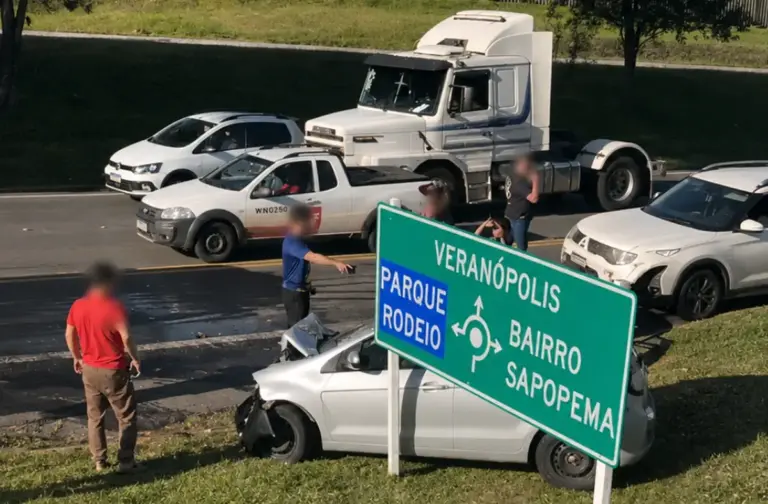 Acidente entre carro e caminhão deixa trânsito lento na BR-470, em Veranópolis - Studio TV