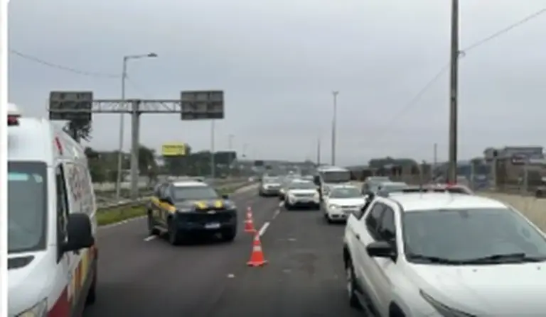 Acidente entre carro e moto trava trânsito na BR-290 - Studio TV