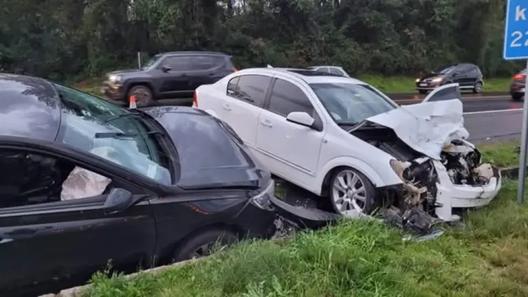 Acidente entre dois carros deixa trânsito lento na BR-470, em Garibaldi - Studio TV