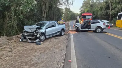 Acidente entre dois carros deixa três pessoas feridas na BR-470, em Bento Gonçalves - Studio TV