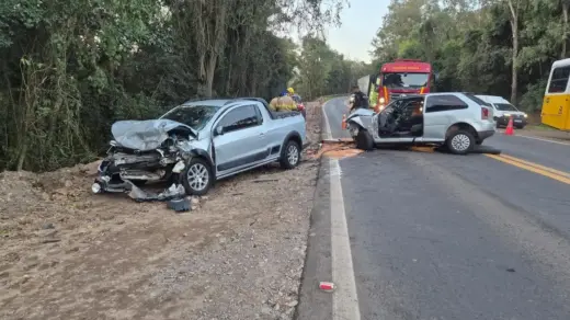Acidente entre dois carros deixa três pessoas feridas na BR-470, em Bento Gonçalves - Studio TV