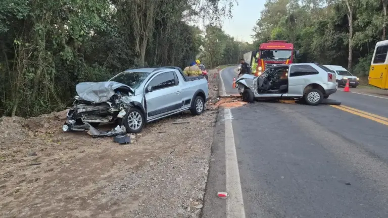 Acidente entre dois carros deixa três pessoas feridas na BR-470, em Bento Gonçalves - Studio TV