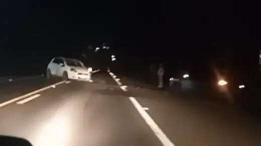 Acidente entre dois carros é registrado na madrugada deste domingo na BR-470 em Nova Prata - Studio TV