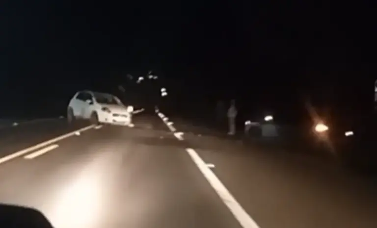 Acidente entre dois carros é registrado na madrugada deste domingo na BR-470 em Nova Prata - Studio TV