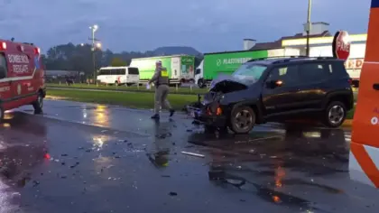 Acidente entre ônibus e Jeep é registrado na ERS-122, em Bom Princípio - Studio TV