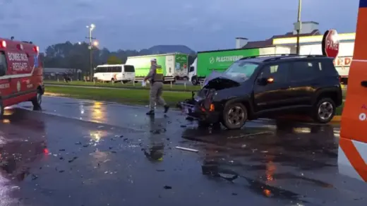 Acidente entre ônibus e Jeep é registrado na ERS-122, em Bom Princípio - Studio TV