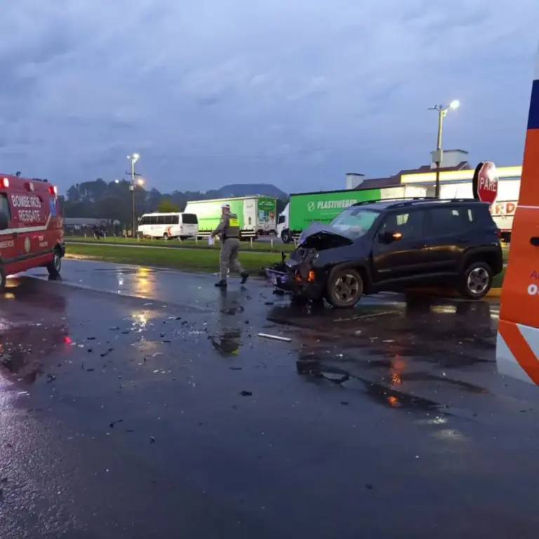 Acidente entre ônibus e Jeep é registrado na ERS-122, em Bom Princípio - Studio TV