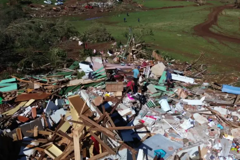 Após perder casa em tornado, família de Giruá vira alvo de golpes e saques - Studio TV