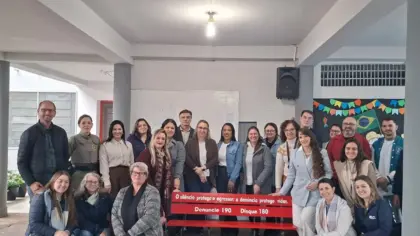 Banco Vermelho é inaugurado em Nova Bassano como símbolo de combate à violência contra a mulher - Studio TV