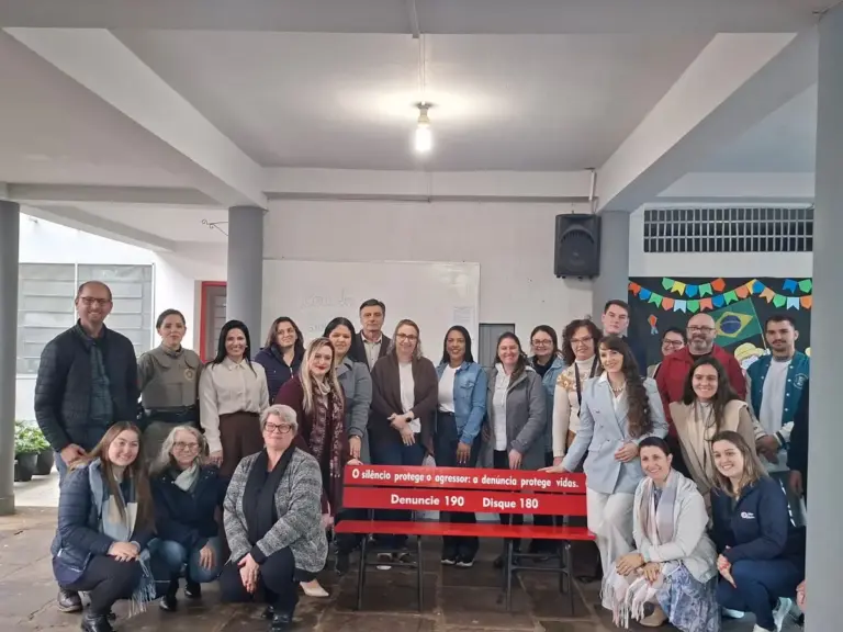 Banco Vermelho é inaugurado em Nova Bassano como símbolo de combate à violência contra a mulher - Studio TV