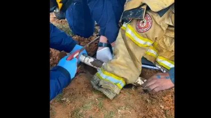 Bombeiros resgatam criança que ficou com o pé preso em goleira de praça em Vacaria - Studio TV