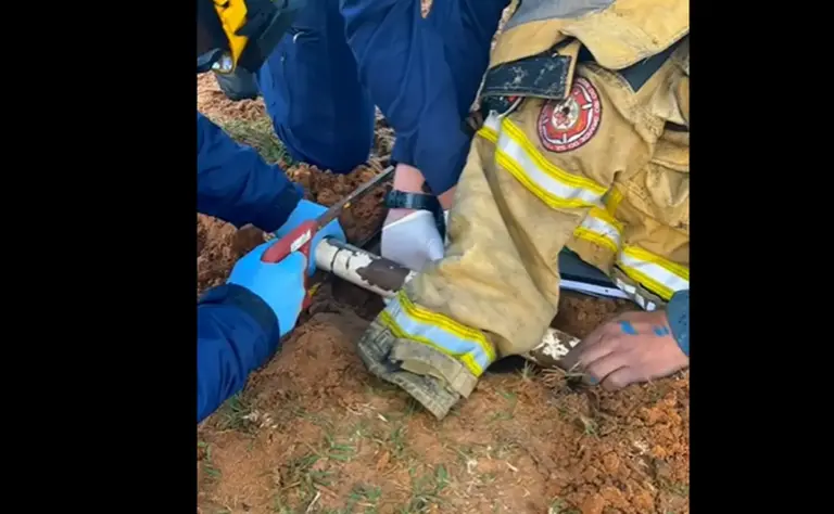 Bombeiros resgatam criança que ficou com o pé preso em goleira de praça em Vacaria - Studio TV