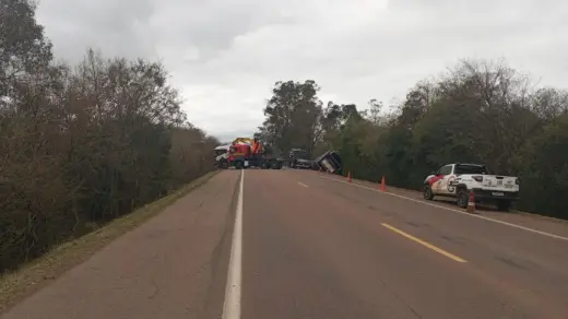 BR-290 tem bloqueio total após acidente com caminhão-cegonha em Eldorado do Sul - Studio TV