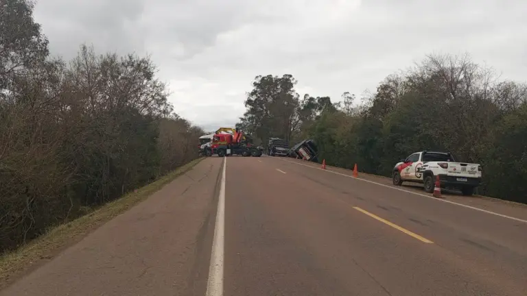 BR-290 tem bloqueio total após acidente com caminhão-cegonha em Eldorado do Sul - Studio TV