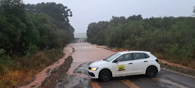 BR-470 é totalmente bloqueada entre Lagoa Vermelha e André da Rocha após fortes chuvas - Studio TV