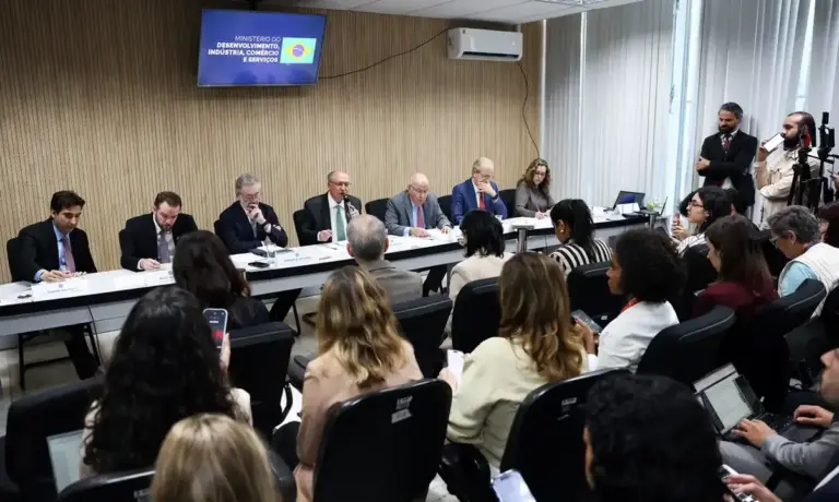 Brasil anuncia retomada de apoio a setores atingidos por tarifaço dos EUA e mira diversificação de mercados - Studio TV