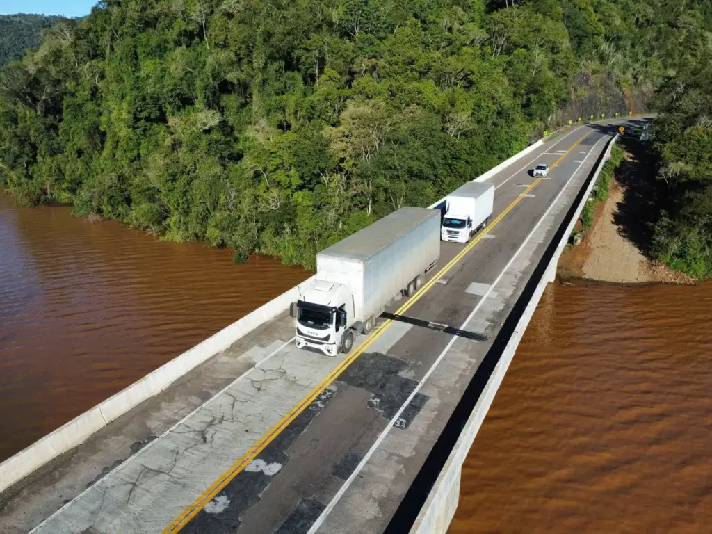 Buracos na ponte sobre o Rio Uruguai preocupam motoristas na BR-470 - Studio TV