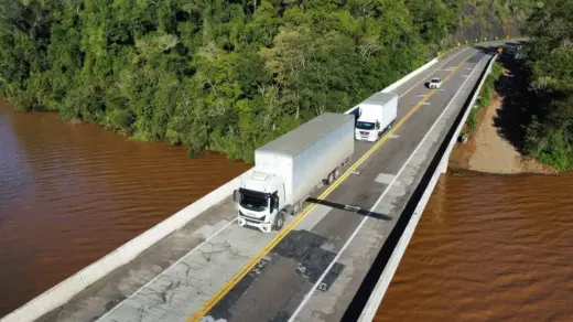 Buracos na ponte sobre o Rio Uruguai preocupam motoristas na BR-470 - Studio TV