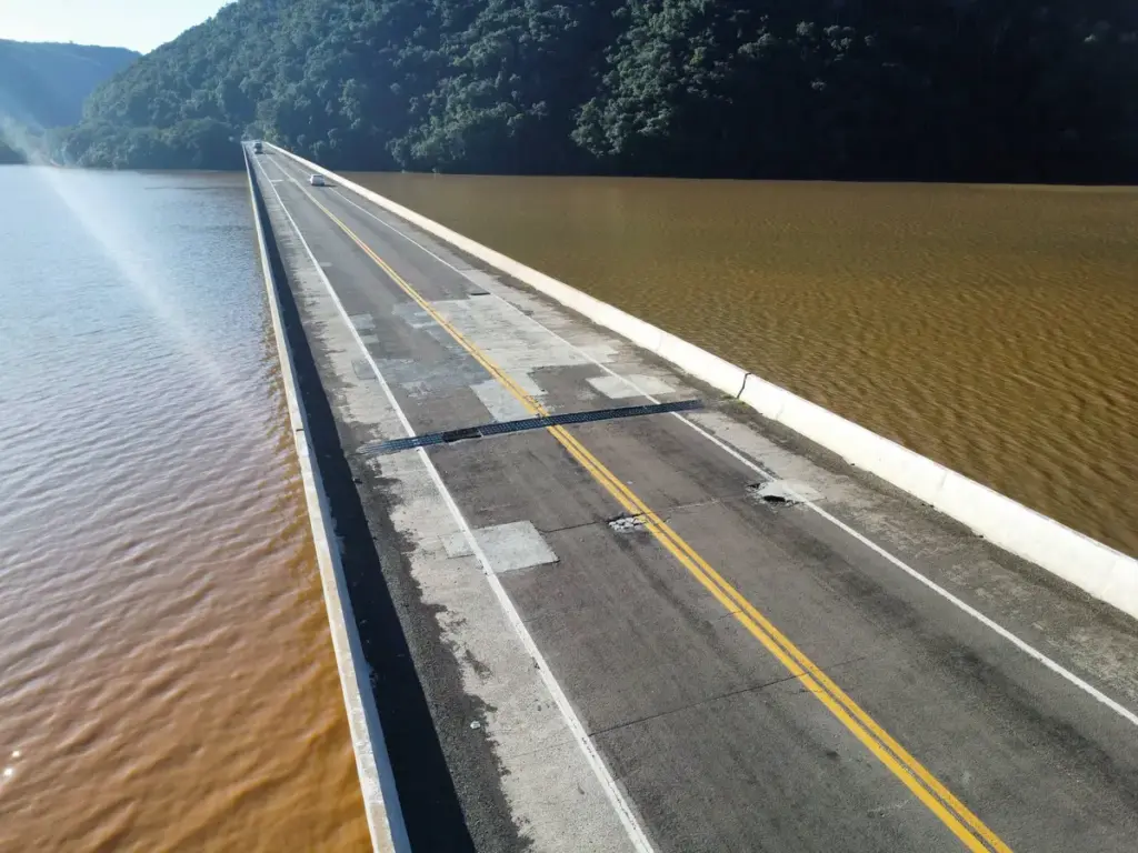 Buracos na ponte sobre o Rio Uruguai preocupam motoristas na BR-470 - Studio TV