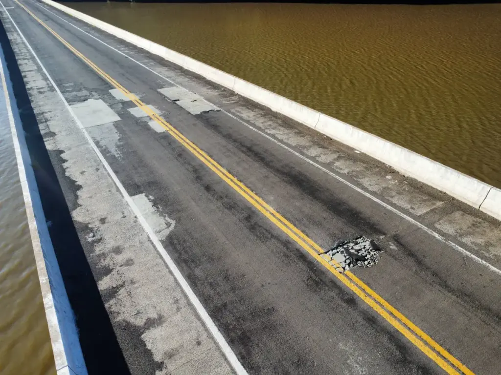 Buracos na ponte sobre o Rio Uruguai preocupam motoristas na BR-470 - Studio TV