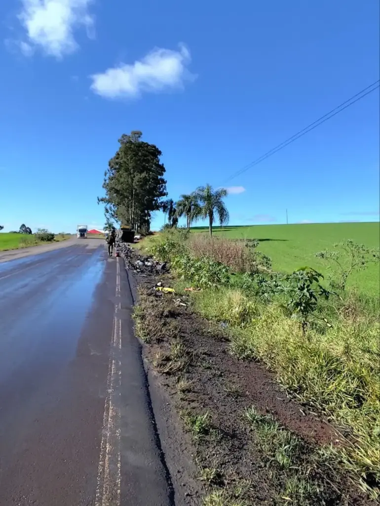Caminhão com 22 toneladas de resíduos perigosos tomba na ERS-406, em Nonoai - Studio TV
