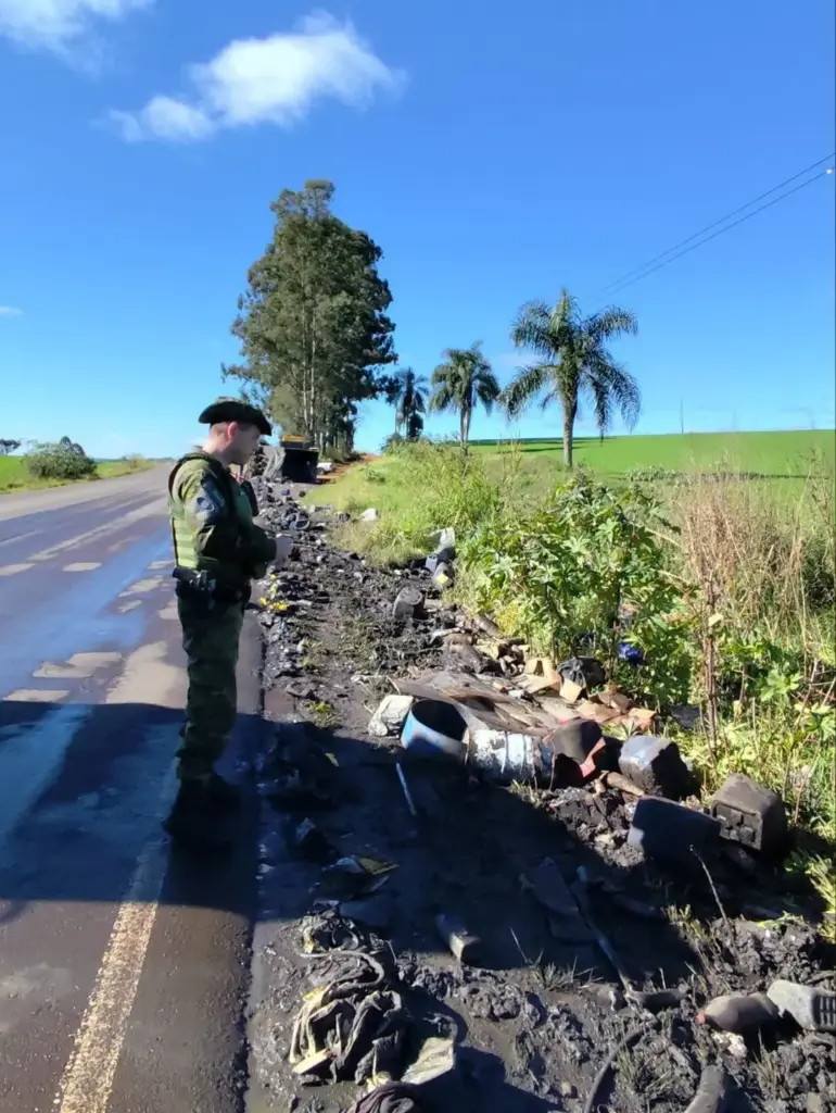 Caminhão com 22 toneladas de resíduos perigosos tomba na ERS-406, em Nonoai - Studio TV
