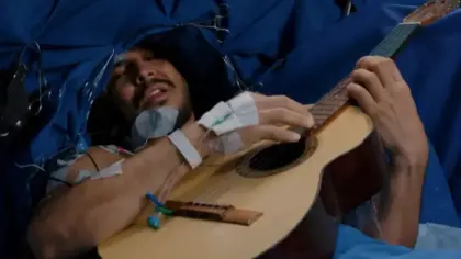 Cantor sertanejo toca viola durante cirurgia para retirada de tumor no cérebro, no Paraná - Studio TV