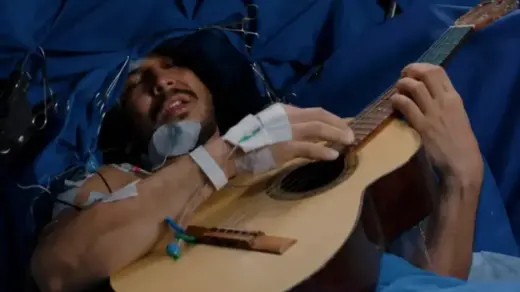 Cantor sertanejo toca viola durante cirurgia para retirada de tumor no cérebro, no Paraná - Studio TV