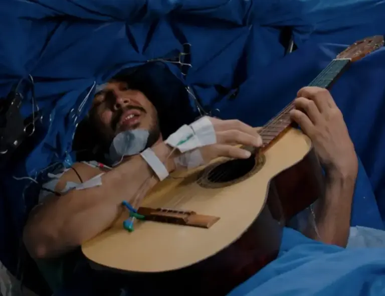 Cantor sertanejo toca viola durante cirurgia para retirada de tumor no cérebro, no Paraná - Studio TV