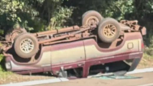 Capotamento de caminhonete deixa motorista ferido na BR-285, em Caseiros - Studio TV