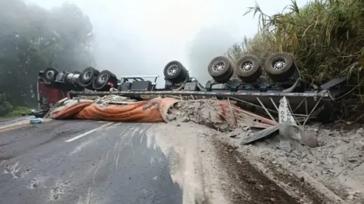 Capotamento de carreta bloqueia a ERS-122 entre Farroupilha e São Vendelino - Studio TV