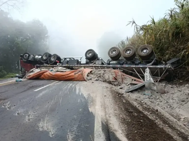 Capotamento de carreta bloqueia a ERS-122 entre Farroupilha e São Vendelino - Studio TV