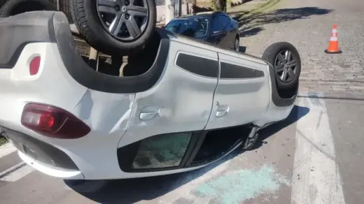 Capotamento deixa duas pessoas feridas no bairro Santa Helena, em Bento Gonçalves - Studio TV