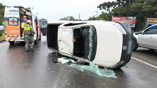 Capotamento deixa motorista ferido na ERS-122, em Farroupilha - Studio TV