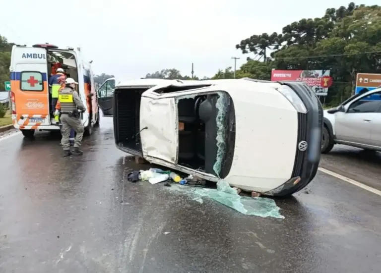Capotamento deixa motorista ferido na ERS-122, em Farroupilha - Studio TV
