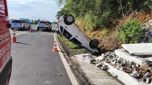 Capotamento na BR-470 deixa mulher ferida em São Pedro da Serra - Studio TV
