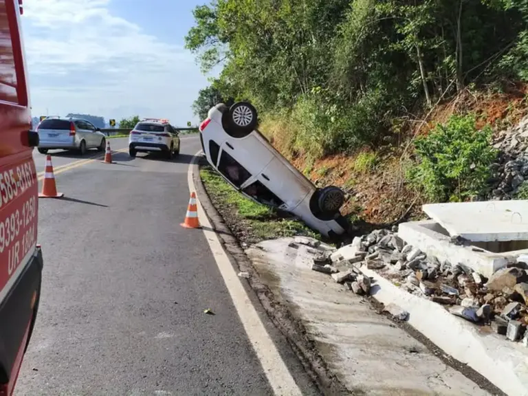 Capotamento na BR-470 deixa mulher ferida em São Pedro da Serra - Studio TV