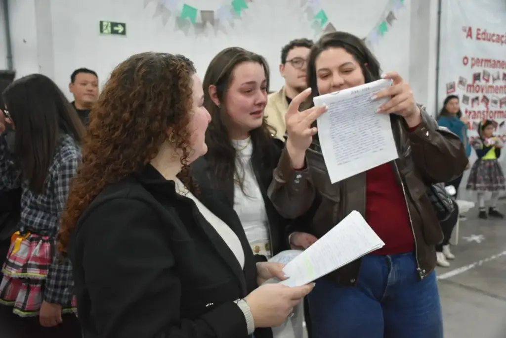 Cápsula do tempo é aberta nos 110 anos da Escola Felipe dos Santos em Veranópolis - Studio TV