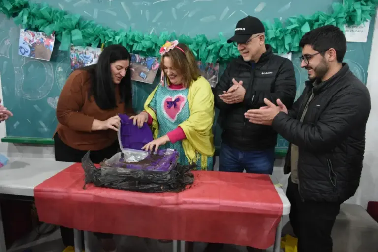 Cápsula do tempo é aberta nos 110 anos da Escola Felipe dos Santos em Veranópolis - Studio TV