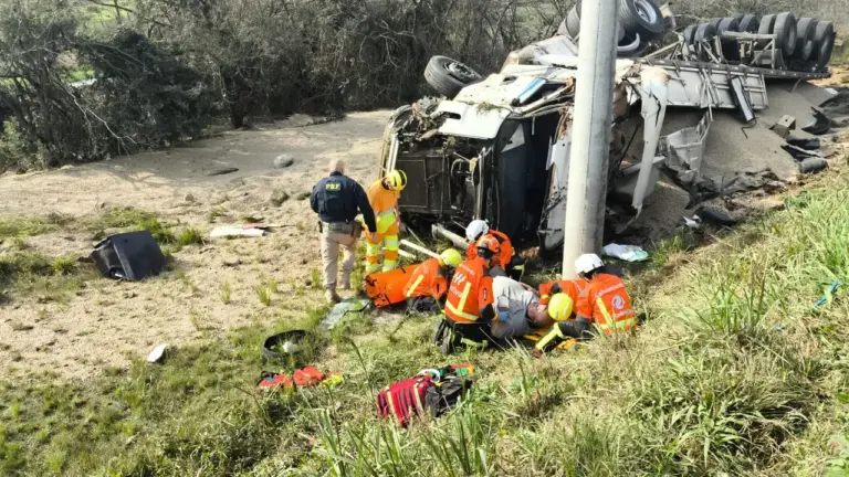 Carreta carregada de soja sai da pista entre Canoas e Esteio, após motorista dormir ao volante - Studio TV