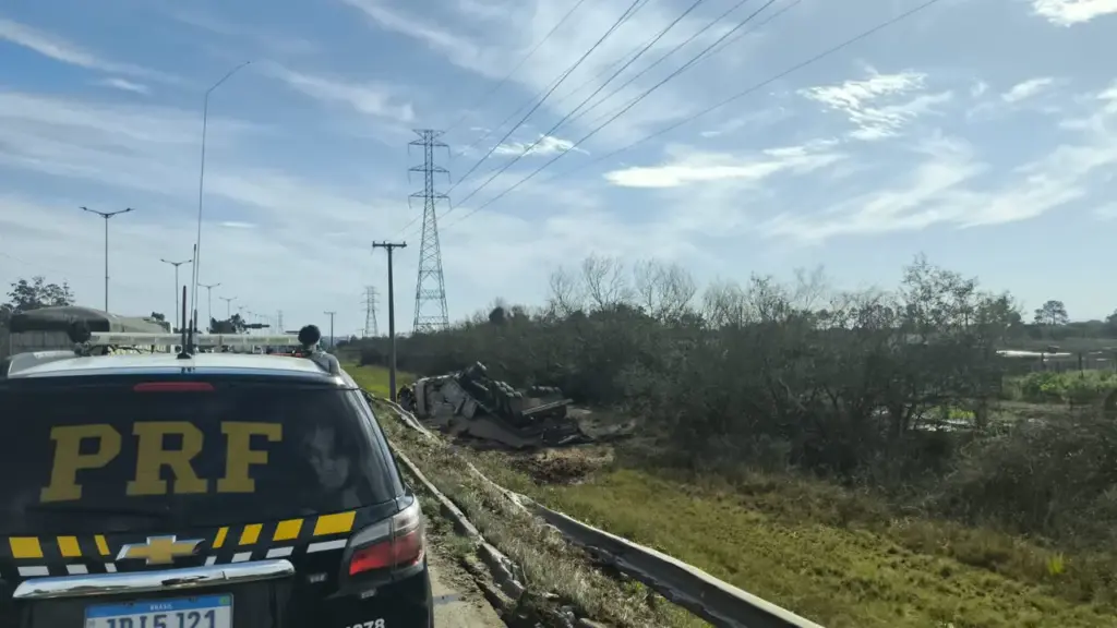 Carreta carregada de soja sai da pista na BR-448 após motorista dormir ao volante - Studio TV