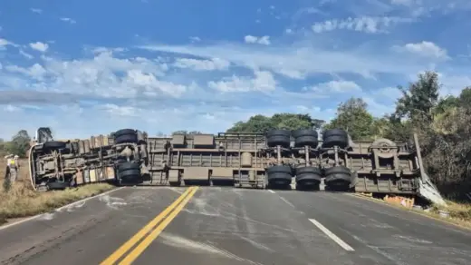 Carreta tomba na ERS-135 em Erechim e bloqueia totalmente a rodovia - Studio TV