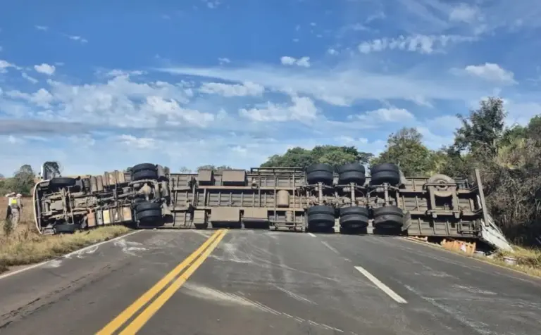 Carreta tomba na ERS-135 em Erechim e bloqueia totalmente a rodovia - Studio TV