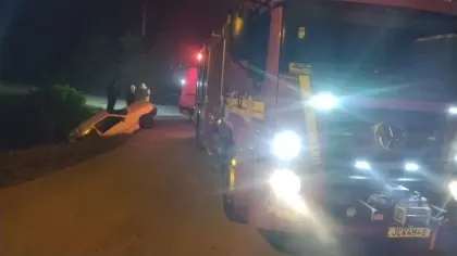 Carro cai em bueiro após saída de pista em Bento Gonçalves - Studio TV